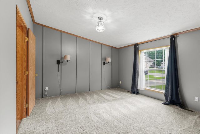 880 N East Street, Fenton, MI 48430