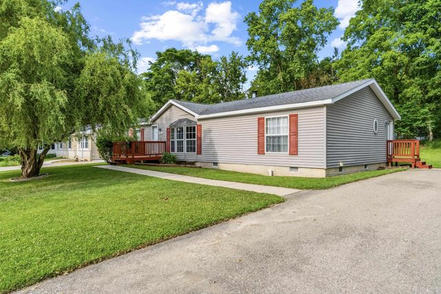 880 N East Street, Fenton, MI 48430