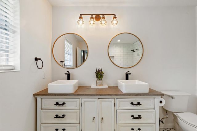 121 Merrywood LN, San Marcos, TX 78666