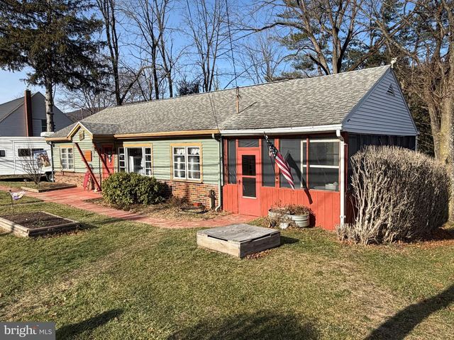 1839 TREVORTON RD, Coal Twp, PA 17866