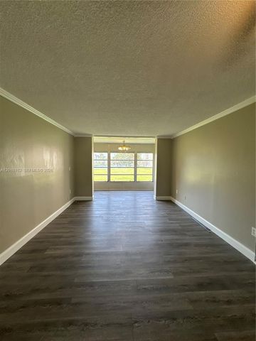 8060 N Sunrise Lakes Dr 105, Sunrise, FL 33322