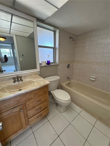 8060 N Sunrise Lakes Dr 105, Sunrise, FL 33322