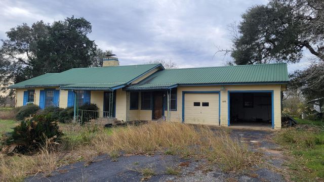 1105 Clipson Road, Eagle Lake, TX 77434