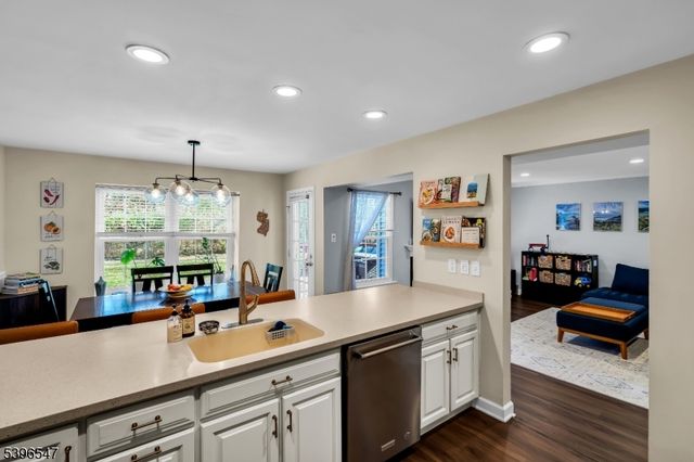 95 Stonehedge Ct, Franklin Twp., NJ 08873