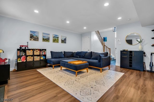 95 Stonehedge Ct, Franklin Twp., NJ 08873