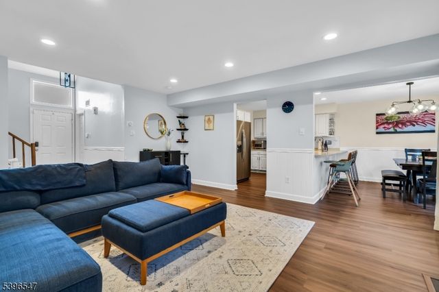 95 Stonehedge Ct, Franklin Twp., NJ 08873