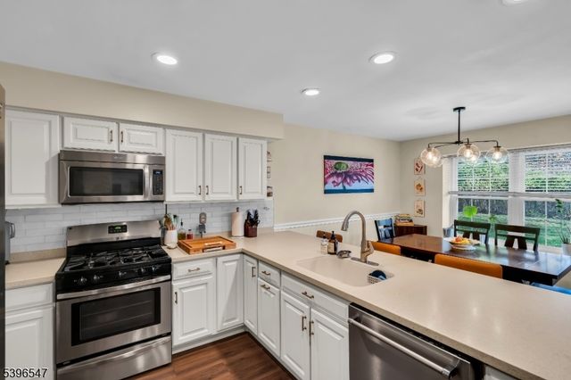 95 Stonehedge Ct, Franklin Twp., NJ 08873