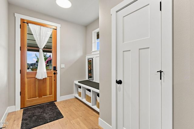 61173 SE Wagyu Drive, Bend, OR 97702