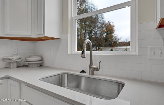 8509 Lysander Dr, Louisville, KY 40214