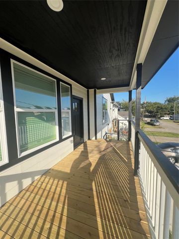 226 S Y Street, La Porte, TX 77571