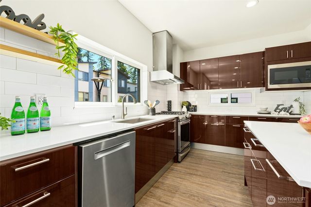 537 Glacier Walk SE, Sammamish, WA 98074