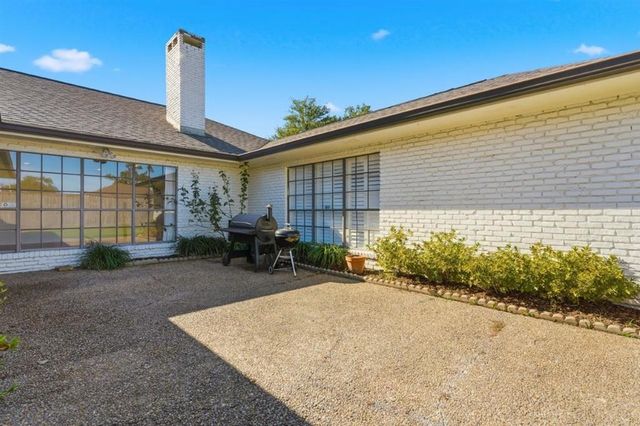 1200 Inverness Street, Lake Charles, LA 70605