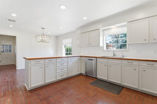 1200 Inverness Street, Lake Charles, LA 70605