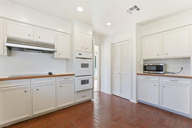 1200 Inverness Street, Lake Charles, LA 70605