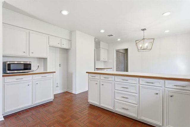 1200 Inverness Street, Lake Charles, LA 70605