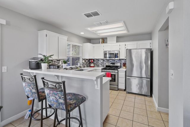 6334 Laguna Mirage Ln, Elk Grove, CA 95758