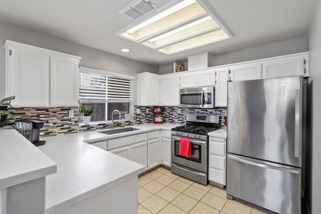 6334 Laguna Mirage Ln, Elk Grove, CA 95758