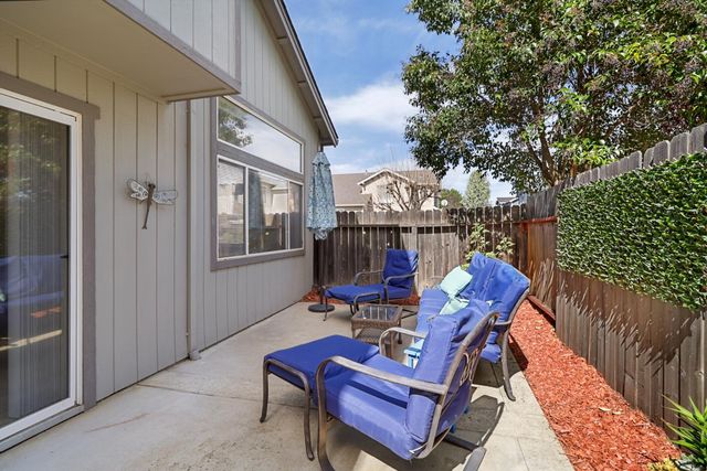 6334 Laguna Mirage Ln, Elk Grove, CA 95758