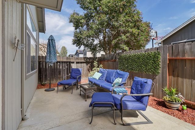 6334 Laguna Mirage Ln, Elk Grove, CA 95758