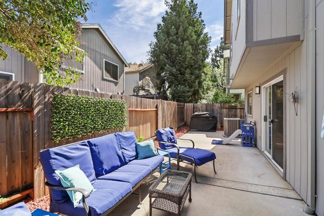 6334 Laguna Mirage Ln, Elk Grove, CA 95758