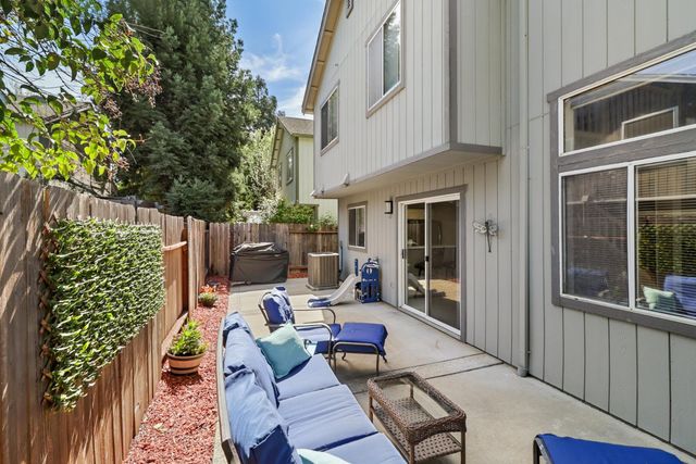 6334 Laguna Mirage Ln, Elk Grove, CA 95758