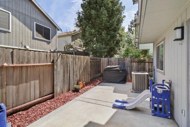 6334 Laguna Mirage Ln, Elk Grove, CA 95758