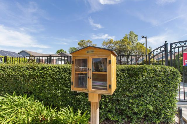 6334 Laguna Mirage Ln, Elk Grove, CA 95758