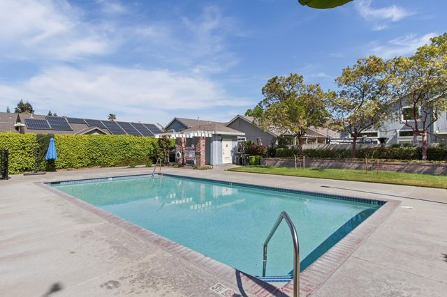 6334 Laguna Mirage Ln, Elk Grove, CA 95758