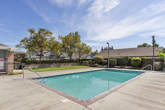 6334 Laguna Mirage Ln, Elk Grove, CA 95758