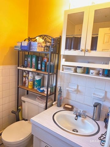 92 Angel Drive APT C, Waterbury, CT 06708