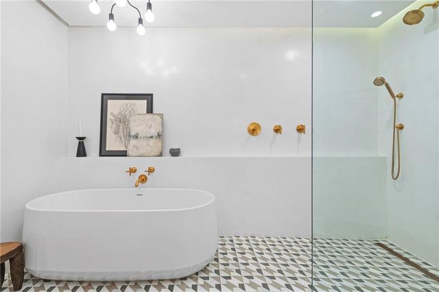 2881 Peachtree Road NE 2201, Atlanta, GA 30305