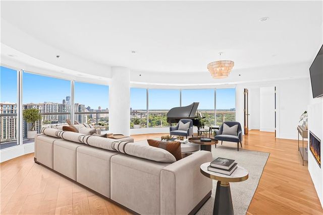 2881 Peachtree Road NE 2201, Atlanta, GA 30305