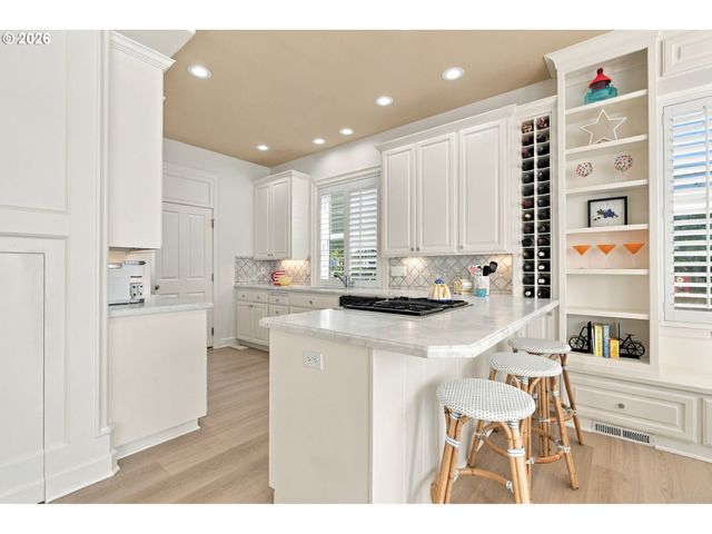 1610 OAK St, Lake Oswego, OR 97034