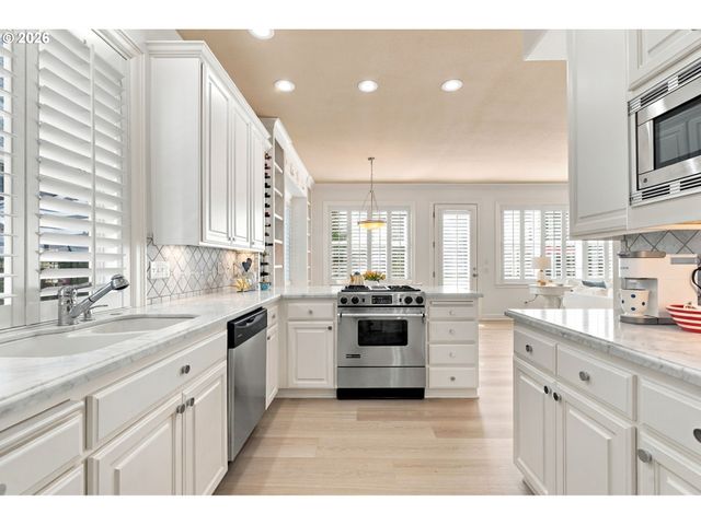 1610 OAK St, Lake Oswego, OR 97034