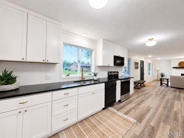 95 Sunflower Drive, Highland, IL 62249