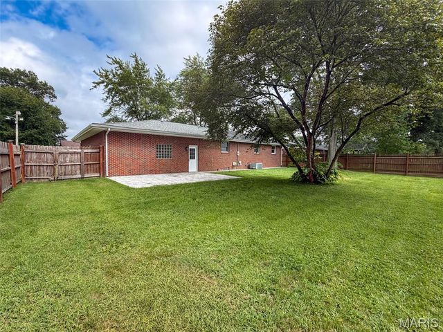 95 Sunflower Drive, Highland, IL 62249