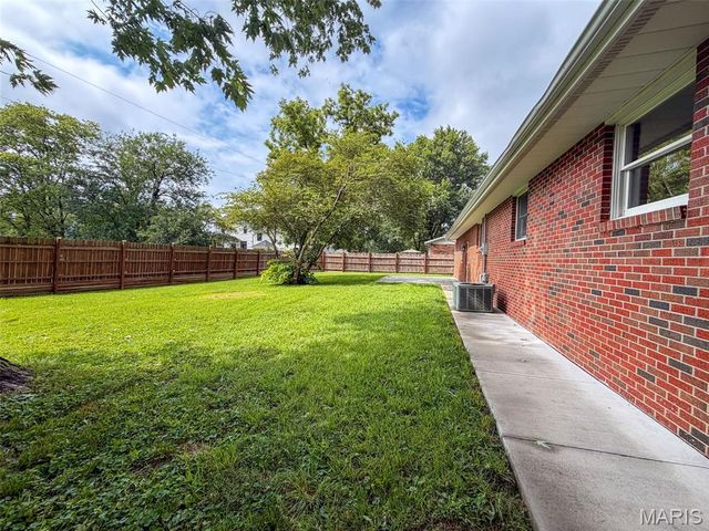 95 Sunflower Drive, Highland, IL 62249
