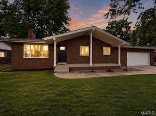 95 Sunflower Drive, Highland, IL 62249