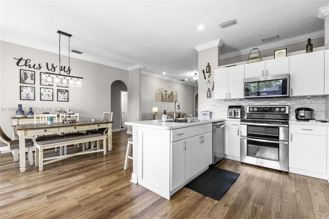 695 SE 30th Dr, Homestead, FL 33033