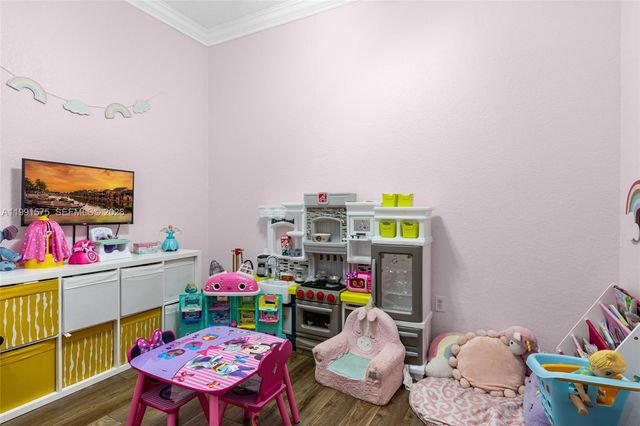 695 SE 30th Dr, Homestead, FL 33033