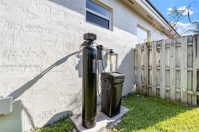 695 SE 30th Dr, Homestead, FL 33033