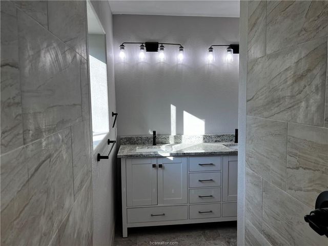 114 Lakeview Drive N, Hilltop Lakes, TX 77871