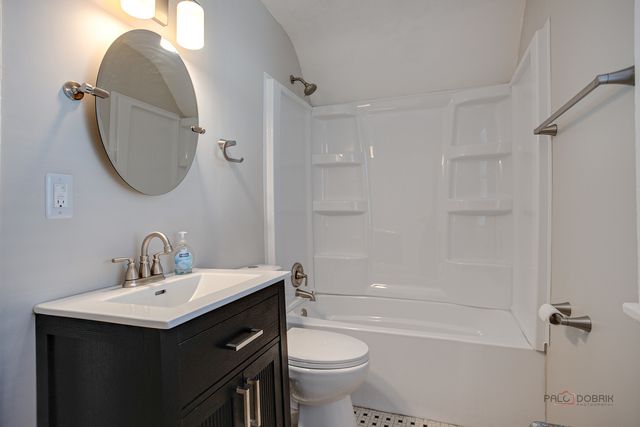 228 S Lincoln Avenue, Waukegan, IL 60085