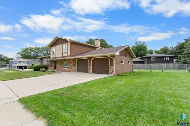 5801 W Westminster Dr, Sioux Falls, SD 57106