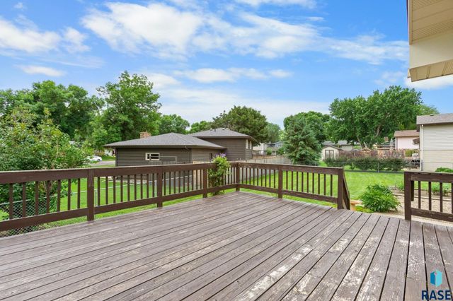 5801 W Westminster Dr, Sioux Falls, SD 57106
