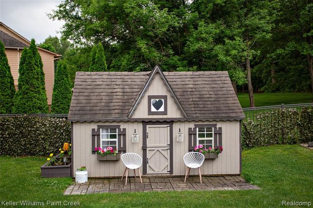 8135 Pine Knob Meadows Drive, Clarkston, MI 48348