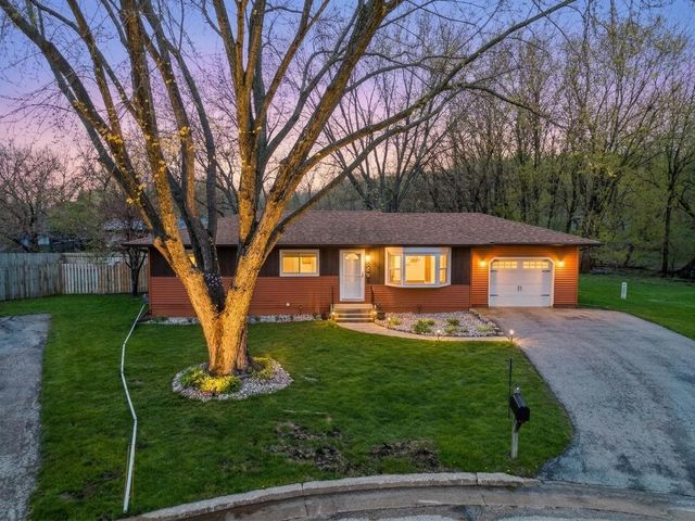 905 Lakeview DRIVE, Silver Lake, WI 53170