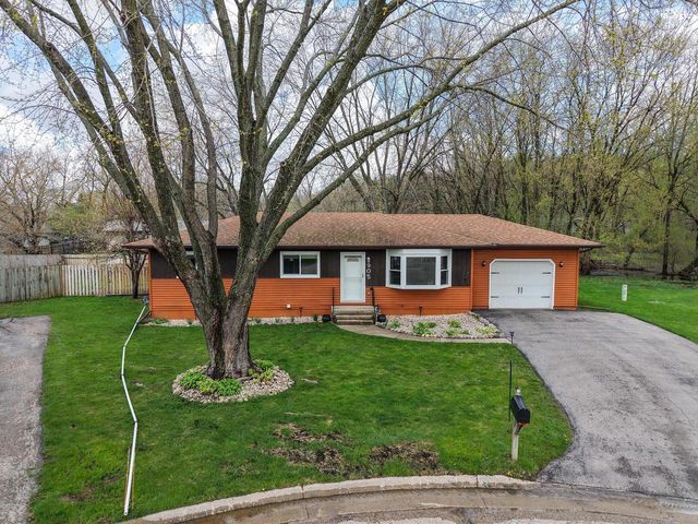 905 Lakeview DRIVE, Silver Lake, WI 53170