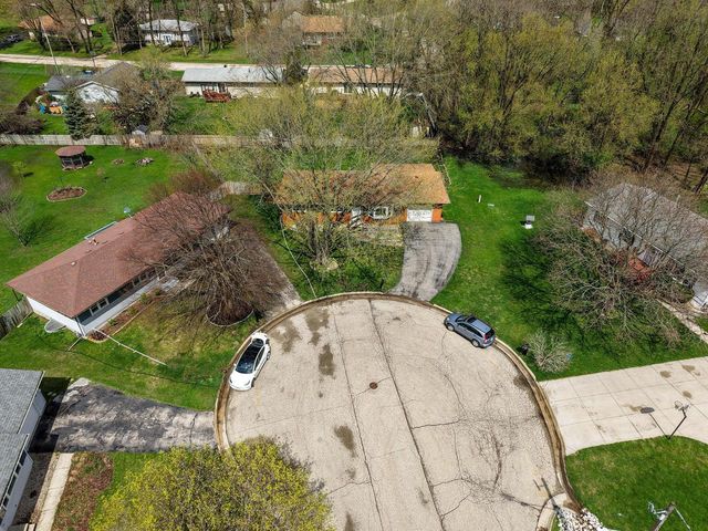 905 Lakeview DRIVE, Silver Lake, WI 53170
