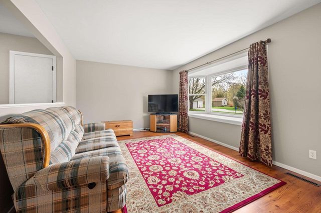 905 Lakeview DRIVE, Silver Lake, WI 53170